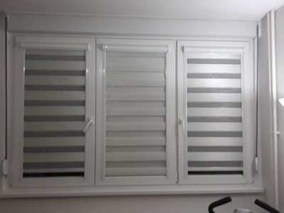 Zebra zavesa na prozoru